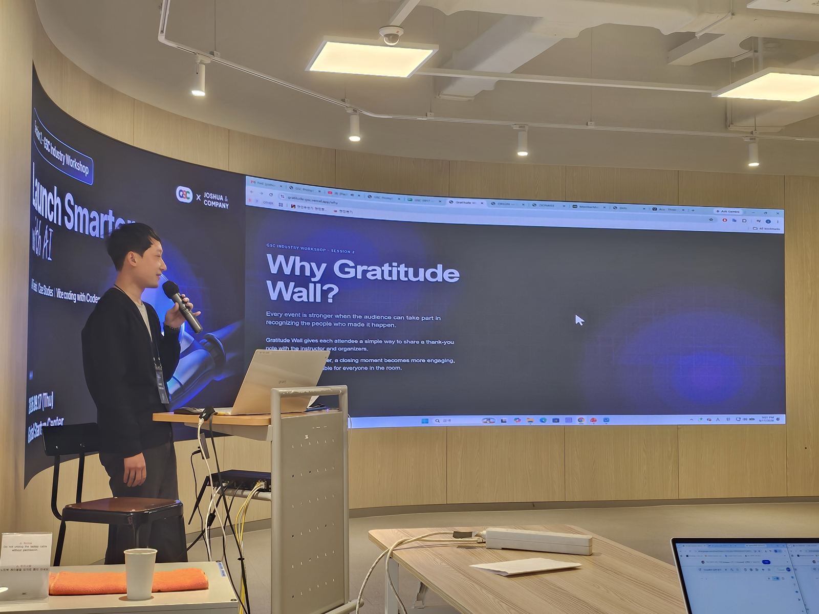 'Why Gratitude Wall?' 슬라이드 앞에서 발표하는 참가자
